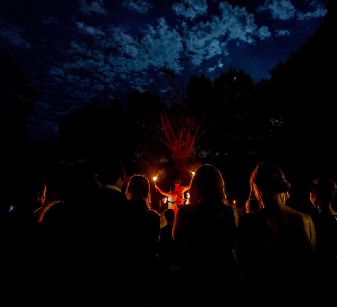 Bilck aus dem Publikum Brautpaar bei Feuershow in Solingen