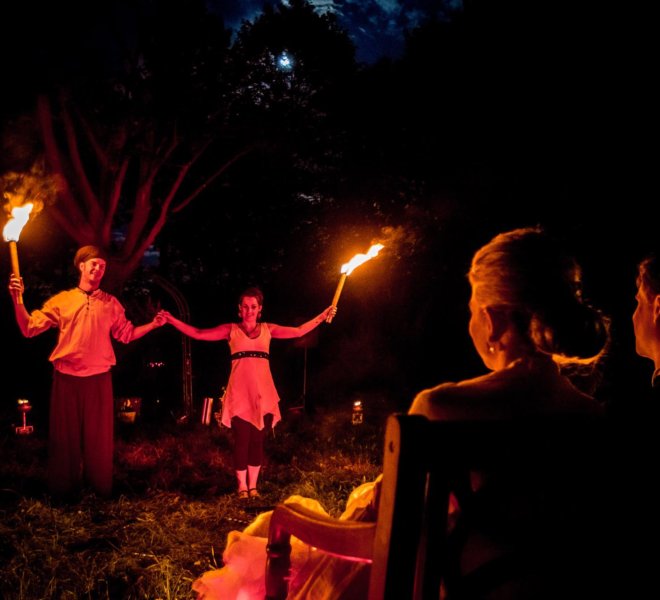 Verbeugung Brautpaar bei Feuershow in Solingen