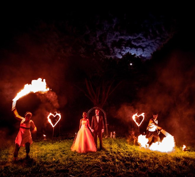 Hochzeitspaar als Fotomotiv Brautpaar bei Feuershow in Solingen