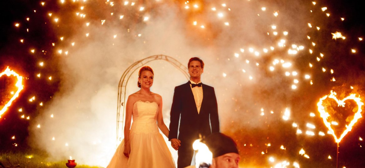 Brautpaar bei Feuershow in Solingen