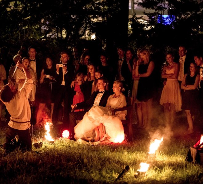 Hochzeitsgesellschaft Brautpaar bei Feuershow in Solingen