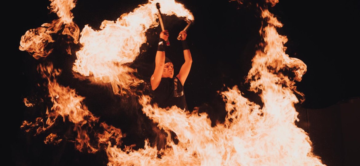 Viel viel Feuer auf einer INDOOR Bühne